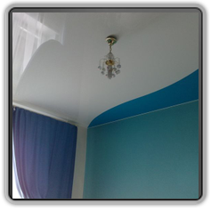 Двухцветные натяжные потолки