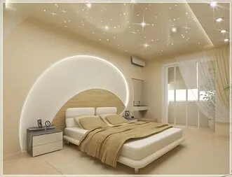 Натяжной потолок в спальне